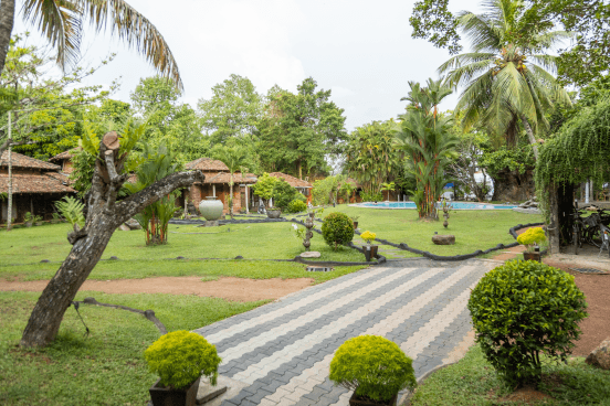 Carpe Diem Villa with riverside pool and tropical gardens
